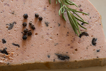 tranches de mousse de foie de porc aux champignons  dans une assiette © ALF photo