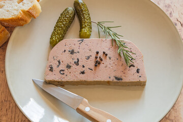tranches de mousse de foie de porc aux champignons  dans une assiette