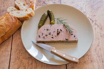 tranches de mousse de foie de porc aux champignons  dans une assiette