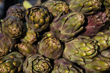 Obraz premium artichokes on a market stall