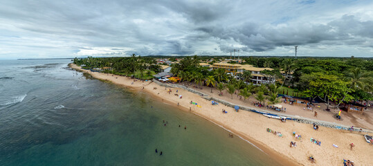 Imagem aérea da praia da Praia do Forte, município de Camaçari, Bahia, Brasil