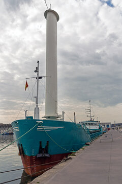barco carguera dotado de vela r&iacute;gida para ahorro de combustible . 