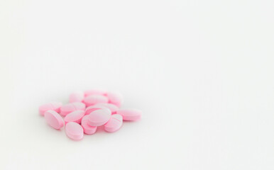 Obraz na płótnie Canvas pink pills for medical treatment isolated on white