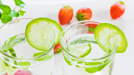 ライムとイチゴのデトックスウォーター