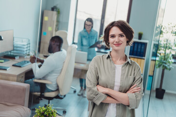 Obraz premium Photo of confident happy broker smiling arms crossed successful working day indoors workshop workplace