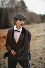 Junge Frau im Dandy-Style in der Wiese