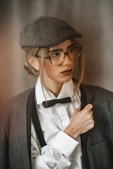 Junge Frau im Dandy-Style