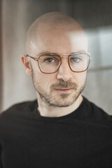 Mann mit Brille im Portrait, 35+