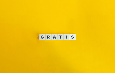 Gratis Word on Letter Tiles on Yellow Background. Minimal aesthetics.