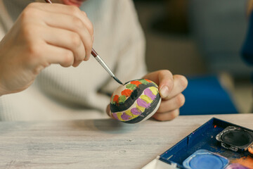 Obraz premium Colouring eggs for eastertime at home