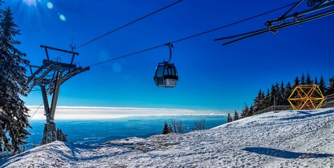 Obraz premium cable car in the mountains