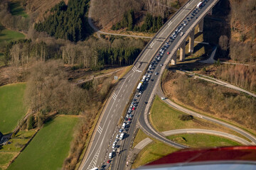 Stau auf der Autobahn A45 kurz vor der gesperrten Rahmetalbrücke, NRW, Deutschland