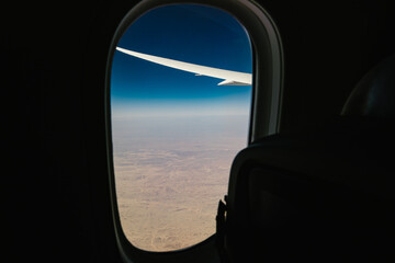Naklejka premium vista aérea de tierra desde la ventana de un avión mientras se viaja