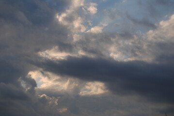 Cielo azulado con nubes grises y blancas