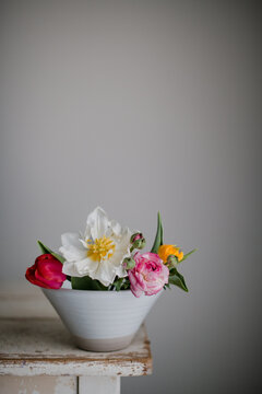Frühlingsblumen in einer Keramikschale 