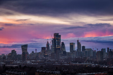 Fototapeta premium Skyline of the City of London, England, with colorful clouds during a rainy sunset