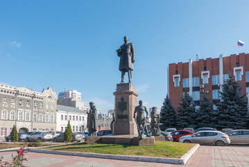 Fototapeta premium Saratov, Russia. October 13, 2021 Multi-figure Monument to Stolypin in Saratov before the Saratov Regional Duma