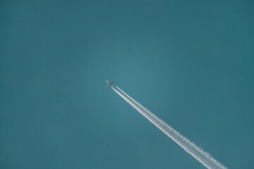 samolot na niebie
