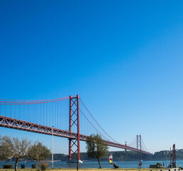 Fototapeta na wymiar Leisure activities by Tagus river and the 25th April bridge