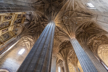 pilares cilíndricos fascisculados, Iglesia de Nuestra Señora de la Asunción, siglo XVI, Briones,...