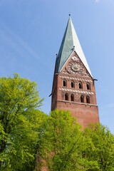 Leicht schiefer Turm der St. Johannis Kirche in Lüneburg