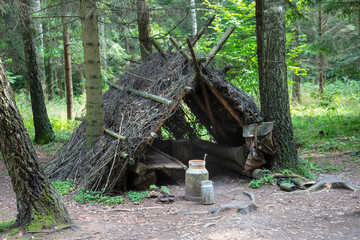 Obraz premium hut in the middle of the forest, built of wood, a tourist attraction