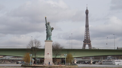 Fototapeta na wymiar statue of liberty in Paris