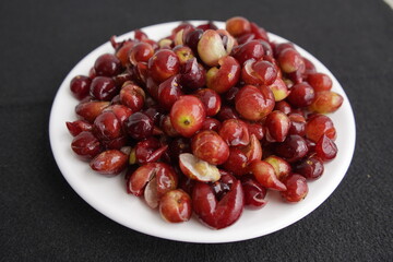 The labour-intensive, manual pitting of the camu-camu fruit (Myrciaria dubia), Myrtaceae family is worthwhile. The delicious taste and high vitamin C content will then compensate you.