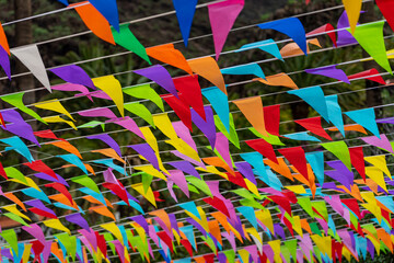 Farbenfrohe Wimpel als Deko - Wimpelkette bei einer Feier, Fest im Freien in vielen bunten Farben