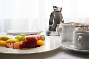 Desayuno saludable de frutas frescas. Desayuno continental. Espacio para texto en la parte superior izquierda.