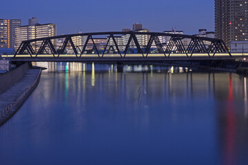 夕暮れの鉄橋と川