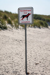 Am Strand, Hundestrand an der Ostsee steht ein Schild welches den Bereich des Hundestrandes...