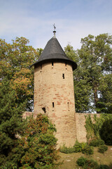Fototapeta na wymiar Der Turm einer Stadtmauer mit einer Spitze
