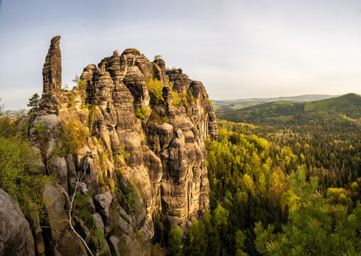 Wunderschöner Panoramablick in den Morgenstunden auf den markanten Kletterfelsen „Tante“ am Mittleren Torstein, in den Schrammsteinen, die zum Nationalpark in der Sächsischen Schweiz, auch als Elbsand
