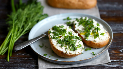 Open sandwiches with cream cheese and herbs. Cottage cheese sandwich with whole grain bread. - obrazy, fototapety, plakaty