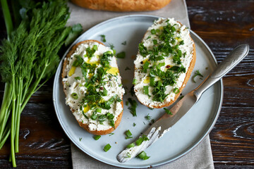 Open sandwiches with cream cheese and herbs. Cottage cheese sandwich with whole grain bread.