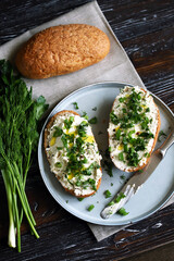 Open sandwiches with cream cheese and herbs. Cottage cheese sandwich with whole grain bread.