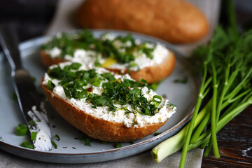 Open sandwiches with cream cheese and herbs. Cottage cheese sandwich with whole grain bread.