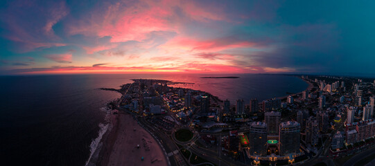 Vista panorámica de Punta del Este y atardecer