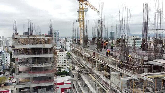 Vuelo a&eacute;reo sobre un nuevo sitio de desarrollo de construcciones. Construcci&oacute;n Urbana, Vista A&eacute;rea. La gr&uacute;a alta funciona en el lugar de construcci&oacute;n. Lugar de construcci&oacute;n de gr&uacute;as y edificios.