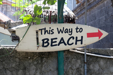 Funky cool This Way To Beach surfboard sign