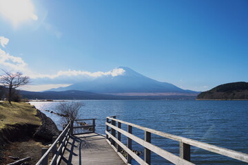 冬の山中湖から見える絶景の富士山の風景