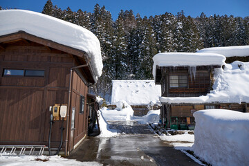 青空、雪景色の白川郷 © sakura