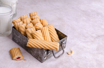 Oblong shortbread cookies with jam filling