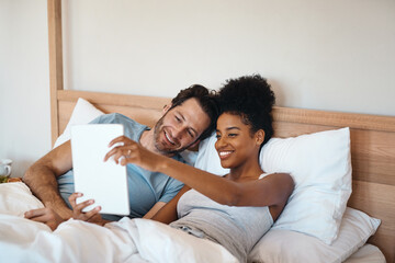 I just started watching this episode. Shot of a couple using a digital tablet while lying in bed together.