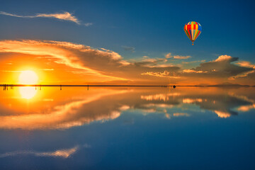 ミラーレイク・ウユニ塩湖の美しい夕景