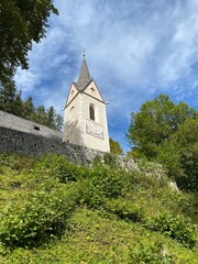Fototapeta premium St. Georgenberg Kirche Maria unter der Linde bei Stans Fiecht Vomp im Bezirk Schwaz Karwendel Tirol Österreich