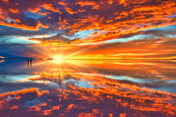 ミラーレイク・ウユニ塩湖の美しい夕景