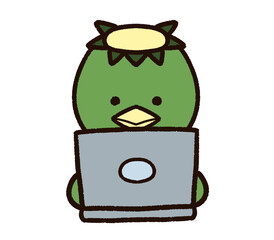 ノートパソコンを操作するかわいい河童