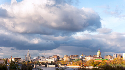 Fototapeta na wymiar View of the city with dark clouds